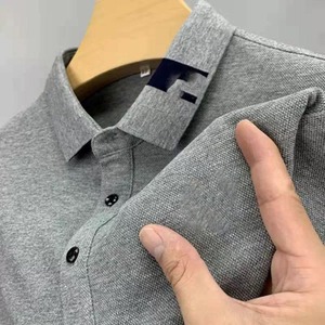 Polo à la mode au design minimaliste pour les réunions d'affaires Tissu en jersey à motif solide avec bordure contrastée pour hommes - Product Image 5