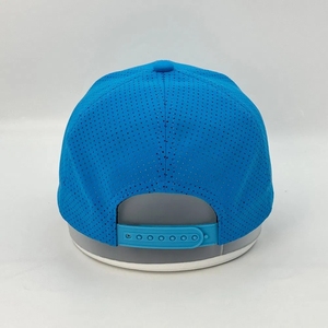 Gorra de golf transpirable con logo personalizado de fábrica directa, gorra de golf de 5 paneles de alto rendimiento, gorra deportiva perforada con corte láser, snapback, Vietnam - Product Image 6