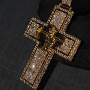 Pendentif Croix de Jésus en Argent Sterling 925 Plaqué Or 18K avec Moissanite VVS Taille Baguette |   Hip Hop glacé |   OEM ODM Personnalisé | - Product Image 3