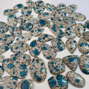 Lote de Cabujones de Jaspe K2 Natural de Alta Calidad, Gemas Sueltas de Forma Mixta en Blanco y Azul para la Elaboración de Collares - Product Image 1