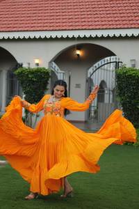 Experimente el encanto del vestido de tendencia moderno con lentejuelas de tela Gold Crush y Dupatta de fiesta con bordado múltiple - Product Image 3