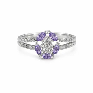 Anillo con Halo de Jade Corte Esmeralda y Rubí en Baño de Rodio y Oro - Product Image 4