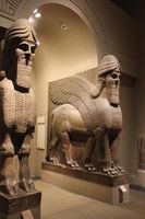 Estatuas de estilo europeo para exteriores, Natural Beige esculturas de piedra de mármol, estatua de toro alado de Babylon Asiri tallada a mano, 100%