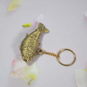 Porte-clés en laiton en forme de poisson en laiton AK en porte-clés de luxe fini polonais pour décor d'hôtel/décor à la maison - Product Image 5