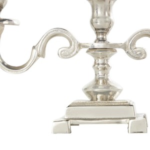 El candelabro enrollable de metal de aluminio Deco con una base plateada y cuadrada está Diseñado para sostener tres velas - Product Image 3