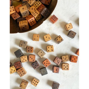 Jeu de dés en bois à finition lisse avec pochette pour les amateurs de jeux - Product Image 2