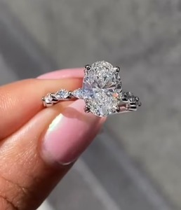 Anillo de Compromiso de Moissanita con Corte Ovalado, Conjunto de Anillos de Boda para Ella, Anillo de Promesa, Regalo de Boda, Elegante Anillo de Matrimonio - Product Image 1