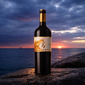 Fire Horse - Vin rouge mélangé bi-variétal premium |   Tempranillo & Syrah 13% ABV 750ml |   Vin rouge espagnol - Product Image 3