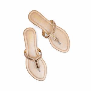 Sandales élégantes à talons dorés FN0769 Sandales à talons fantaisie Chappal au design complexe avec un style unique - Product Image 1