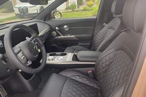 SUV Eléctrico G V 60 PERFORMANCE 2024 USADO, con Volante a la Izquierda/Derecha, Cámara Trasera de 360°, Neumáticos R18, 7 Asientos - Product Image 3