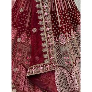 Atractivo Lehenga Choli de Terciopelo Bordado en Color Granate con Dupatta para Vestidos de Novia - Product Image 4