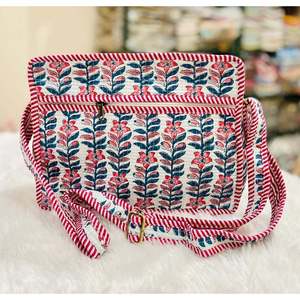 Sling de style bohème Lotus avec doublure en polyester durable pour un transport confortable - Product Image 1