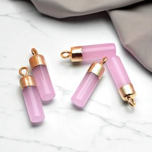 จี้ทรงดินสอพลอยคาลซิโดนีสีชมพูจี้คริสตัลอิเล็กโทรเพลทสีทองสำหรับทำเครื่องประดับแบบทำมือ - Product Image 1