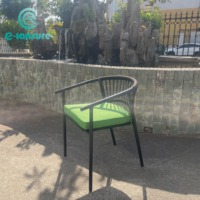 Ensemble de salle à manger d'extérieur contemporain, structure en aluminium, chaise et table légères et durables, coussins imperméables pour jardin, parc, villa