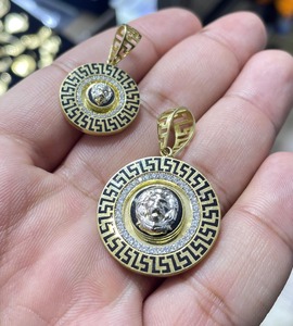 Collar con Colgante de Medusa en Oro de 10K: Joyería de Diseño Inspirada en la Mitología Griega - Product Image 1