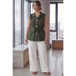 Gilet pour femmes grande taille orné d'un détail de ceinture à nouer, kaki - Product Image 2