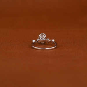 Bague en diamant de laboratoire en or massif 14KT Style classique Taille ovale Engagement avec certificat IGI Son cadeau - Product Image 4