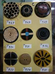 Botones de madera tallados a mano de aspecto antiguo de 4 agujeros para diseñadores y tiendas - Product Image 3