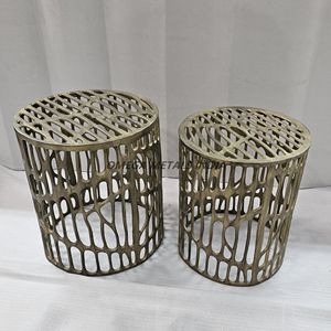 Mesa de centro Superficie redonda ancha negra mate Perfecta para habitaciones Apoyada por una base cilíndrica texturizada con ranuras verticales - Product Image 6