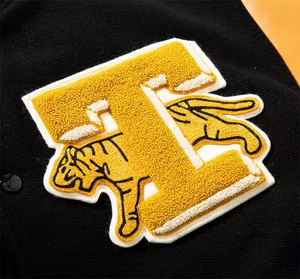 Veste Letterman universitaire à manches en peau de cheval personnalisée OEM pour hommes avec broderie en chenille et lettrage pour l'hiver - Product Image 1