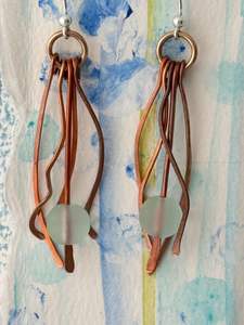 Boucle d'oreille en cuivre de style indien avec finition antique créée pour les occasions spéciales comme les mariages et les fêtes - Product Image 2