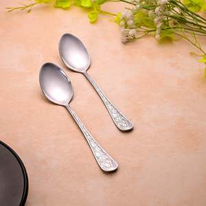 ช้อนลายฉลุสีเงินคลาสสิก (ชุด 2 ชิ้น) ด้ามยาว ทำจากสแตนเลส 304 ขัดเงาแบบกระจก ดีไซน์สร้างสรรค์สำหรับงานแต่งงาน ปลอดภัย ขนาด 10 มล. - Product Image 1