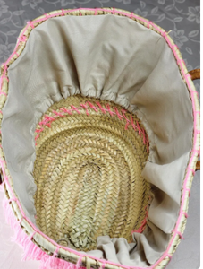 Cesta de paja marroquí hecha a mano con flecos rosas, bolso de mano bohemio de hoja de palma con asas de cuero, playa de verano artesanal - Product Image 4