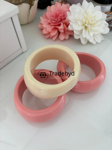 Brazalete de resina bohemio artístico hecho a mano para mujeres de espíritu libre Joyería única de Tradebyd - Product Image 3
