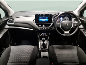 2023 Suzuki s-cross 1,4 Boosterjet MHEV Motion Red Car con asientos de tela y cámara trasera dirección derecha - Product Image 6