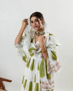 Vêtements kurtis indiens pakistanais en viscose de soie georgette imprimés pour femmes motifs élégants d'Inde pour - Product Image 4