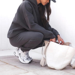 Survêtements confortables pour femmes avec impression d'étiquette de logo de broderie personnalisée et emballage pour les promotions ou les vêtements de sport - Product Image 3