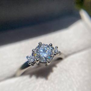 Bague de fiançailles en diamant taille ronde de 7mm | Pierres latérales à six broches | OEM de bijoux fins de mariage de mariée en argent sterling plaqué or 18 carats - Product Image 6