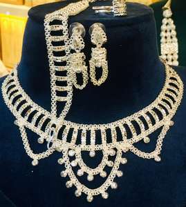 Collier pour femmes Dubai Vintage plaqué or Chaîne classique en alliage de perles de zircon et de diamant Brin à la mode pour anniversaire de mariage - Product Image 4