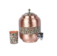 Ensemble refroidisseur d'eau et verre en métal cuivre de grande taille avec support fournitures de distributeur d'eau en cuivre faites à la main conception martelée