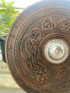 Escudo de madera pesado excepcional, fabricación profesional redonda medieval, Escudo de cuchillos vikingos hecho a medida - Product Image 3