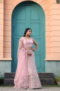 Beau et le plus tendance de mariage Lehenga avec de belles broderies, des paillettes Dori et des paillettes lourdes - Product Image 6