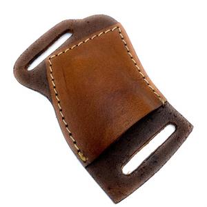 Ceci est un étui à couteau en cuir marron de style « pancake » conçu pour être porté sur une ceinture. - Product Image 1