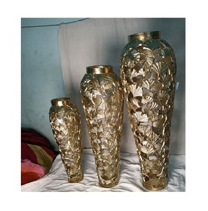 Una maceta contemporánea de aluminio añade una belleza metálica refinada y un encanto minimalista a los espacios decorativos de las plantas. - Product Image 3