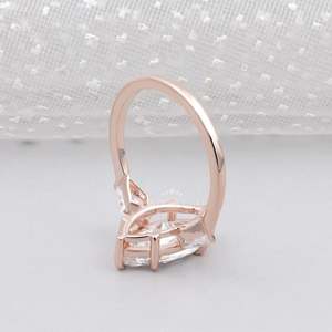 Anillo de Compromiso con Diamante Marquise en Oro Rosa, con 6 Puntas y Piedras Laterales - Certificado IGI - Product Image 5