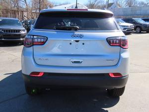 Usado cuidadosamente 2024 Jeep Compass Latitude 4dr SUV 4WD - Product Image 2