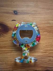 ที่เปิดขวดทำจากเรซิ่นและโลหะพร้อมสไตล์วินเทจที่ทันสมัยผสมผสานกันเหมาะสำหรับการตกแต่งบ้านหรืองานปาร์ตี้ที่ต้องการ - Product Image 5