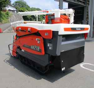 Moissonneuse-batteuse à riz Kubota AR218GDXMW, 6 rangs, alimentation par tête, diesel, distance entre les rangs de 300 mm - Product Image 4