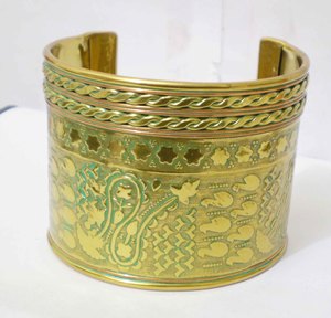 Brazalete de Cobre Chapado en Oro de Lujo para Mujer, Incrustaciones Únicas de Esmalte Verde con Diseño Intrincado de Grabado Floral Paisley, Artesanía en Metal - Product Image 1