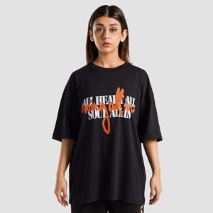 เสื้อยืดโอเวอร์ไซส์ StreetLine สีดำ ผ้าเจอร์ซีย์หนา 320 กรัม พิมพ์ลายกราฟิกแบบอัดแน่น - Product Image 3