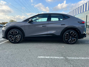 2024 V O L K S W A G E N I D.U N I X Hatchback AWD con dirección izquierda automática Batería de litio Asientos de cuero Portaequipajes de techo de metal - Product Image 4