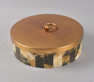 Caja Decorativa Redonda de Madera de Lujo Hecha a Mano con una Elegante Base de Resina Marmoleada Negra y Dorada con Acabado Pulido - Product Image 1