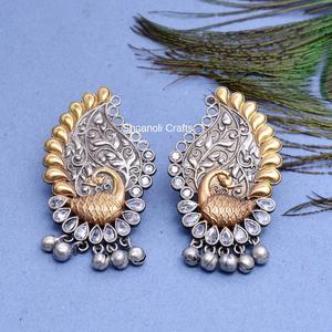 Boucles d'oreilles traditionnelles au design paon Deux tons Bijoux indiens élégants pour femmes et filles en fête de mariage, Hldi, Mehendi Wear Boucles d'oreilles - Product Image 1