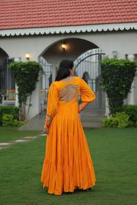 Vestido de color naranja con estilo Navratri especial de alta demanda en tela de rayón con trabajo de Kutchi Gamthi para mujeres indias - Product Image 4