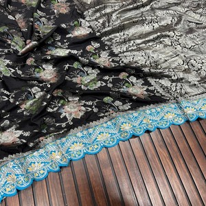 Tradicional pero a la moda Kadi Georgette Saree con detalles de platino Zari y borde de encaje de lentejuelas AllOver colores personalizados disponibles - Product Image 5