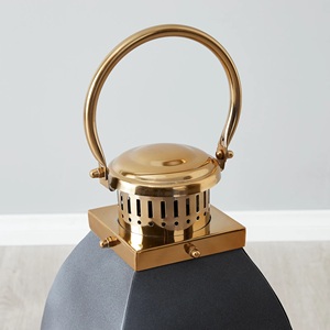 โคมไฟโลหะสีดำและสีทองหรูหรามีด้านแก้วเหมาะสำหรับการจัดแสดงเทียนการตกแต่งบ้านการเน้นแสงกลางแจ้งในร่ม - Product Image 5